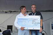 Oliver Schulte überreichte einen 2.000 € Spendenschaeck für dei Jugendabteilung des Münchner Yacht Clubs (©Foto: Ingrid Grossmann)